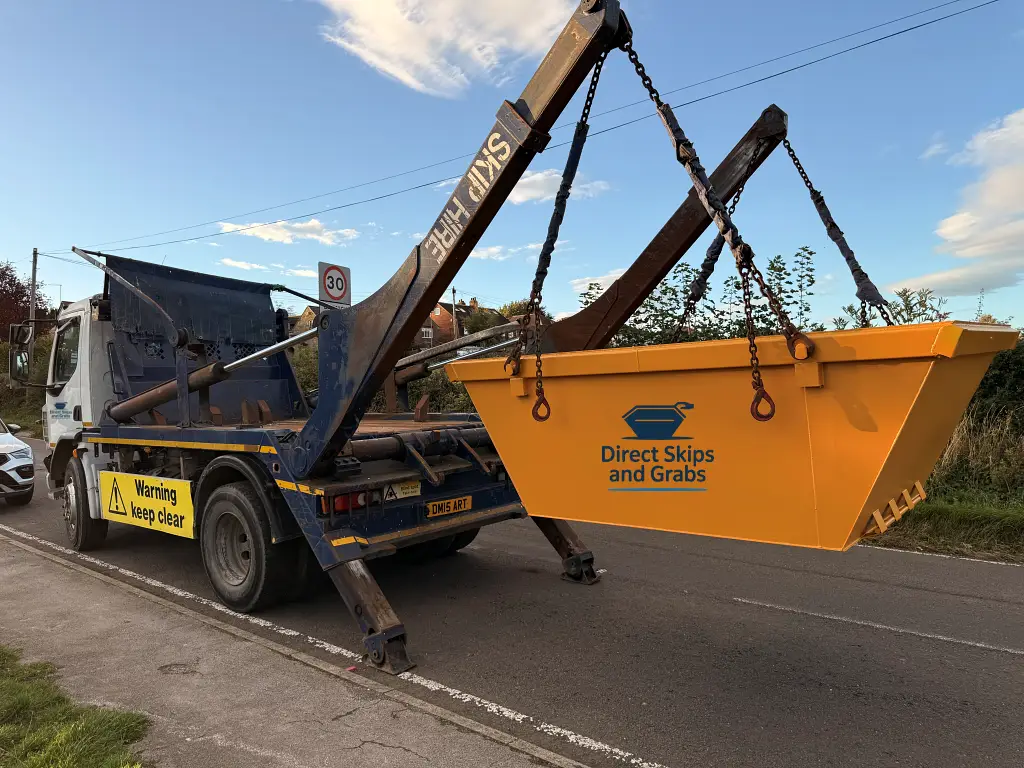 skip off-loading lorry skip off-loading lorry